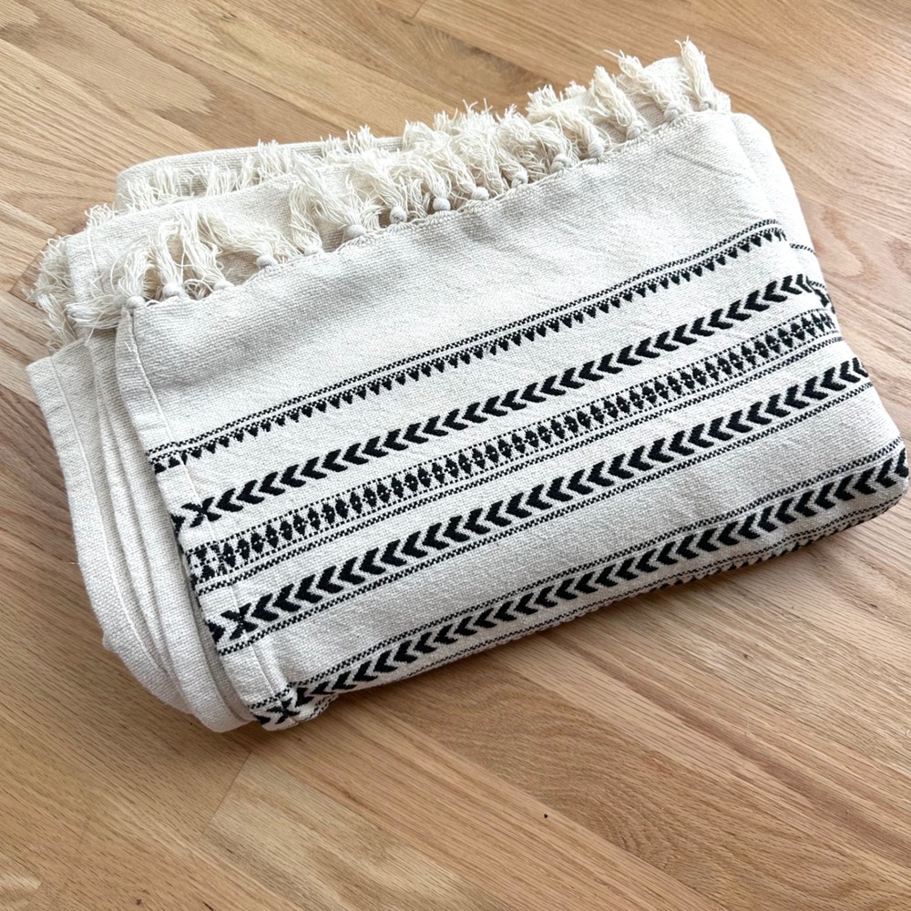 H&M Cream Bead spread‎ Blanket with Black Geometric Design & Tassels queen full